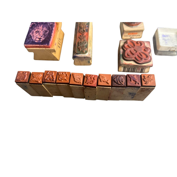 Mixed Lot of 16 Stamps Vintage &‎ Modern | Halloween Pumpkin Flowers Bee Lion - Picture 7 of 13